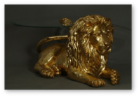 Herstellung eines Löwen. Skulptur beschichtet mit Blattgold.